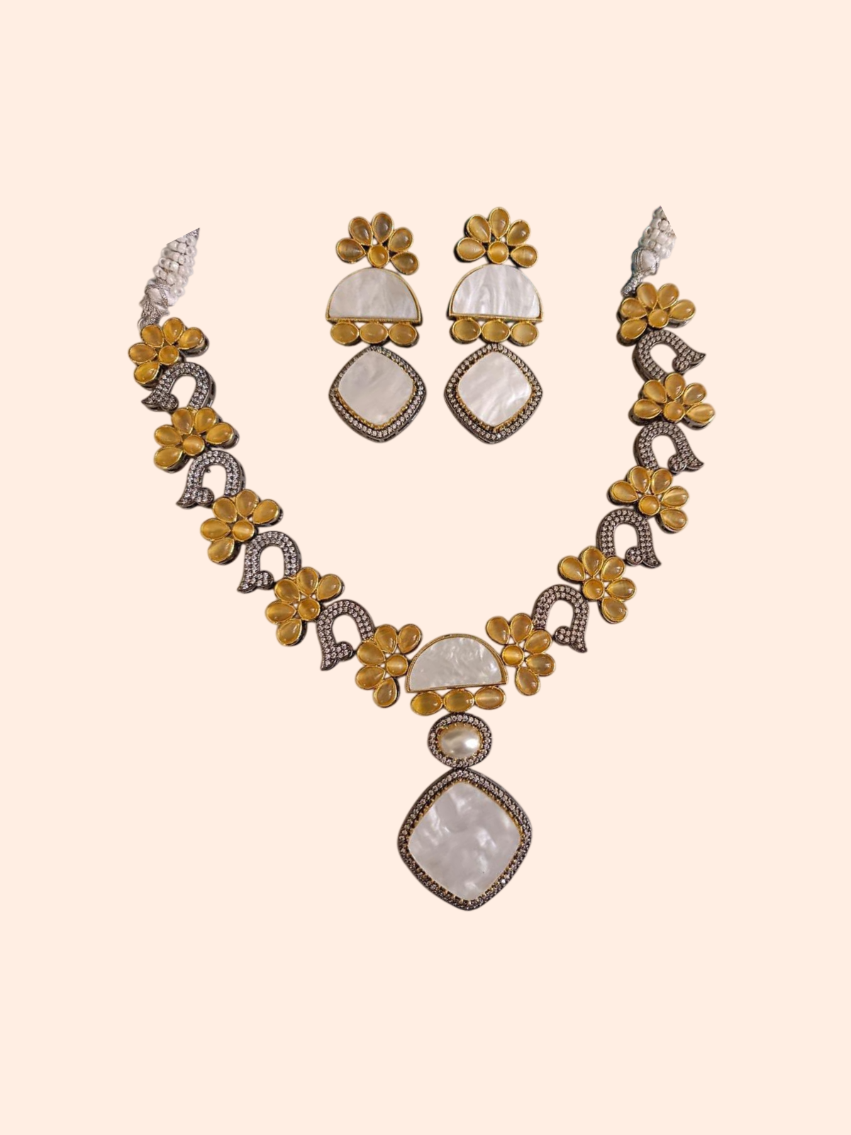 Golde Bloom Pendant Neckles